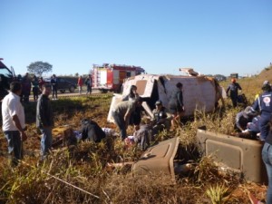Ao menos 8 pessoas morreram em acidente com caminhão tanque e outros veículos entre Leopoldina e Além Paraíba