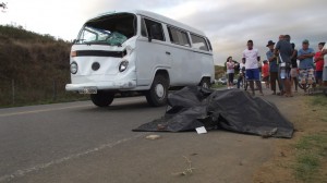Acidente entre kombi e bicicleta mata ciclista em Itaperuna - Foto: Renato Freitas / Blog do Adilson Ribeiro Acidente entre kombi e bicicleta mata ciclista em Itaperuna - Foto: Renato Freitas / Blog do Adilson Ribeiro