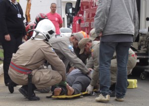 Acidente de trânsito entre carro e motocicleta na Presidente Dutra