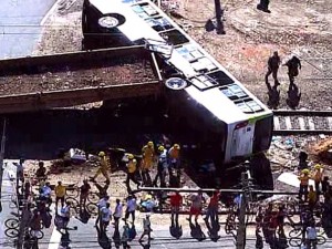Passagem de nível de Belford Roxo está liberada após acidente entre ônibus e trem