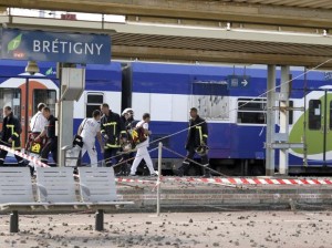 Mortos e feridos em trem descarrilhado em Paris Mortos e feridos em trem descarrilhado em Paris