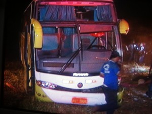 Ônibus que levava evangélicos tomba no interior de Minas Gerais e ao menos 10 morrem