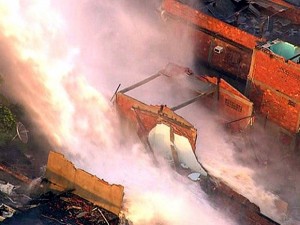 Rompimento de adutora causa inundação, destruição de casas e arrasta carros em Campo Grande, Zona Oeste do Rio