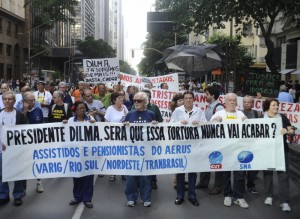 Passeata de aposentados do Aerus cobra do STF julgamento de indenização