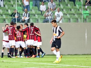 Atlético-PR derrota Atlético-MG no Horto e acaba com invencibilidade do Galo