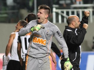 Atlético-MG vence o Newell's nos pênaltis e vai à final da Libertadores pelas mãos de Victor