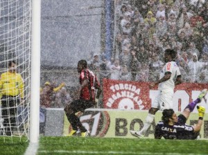 Em dia de muita chuva, Pato marca e Corinthians empata com o Atlético-PR