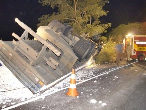 Caminhão carregado de gesso tomba na BR 356 - Foto: Rádio Muriaé Caminhão carregado de gesso tomba na BR 356 - Foto: Rádio Muriaé