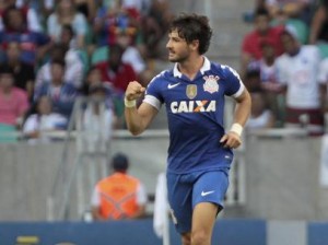 Com gols de Pato Corinthians vence o Bahia em Salvador