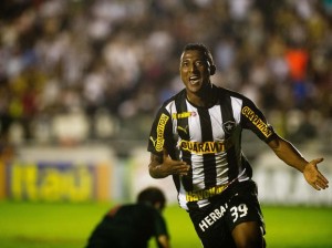 Com gols de Elias e Renato, Botafogo vence o Náutico e assume a liderança