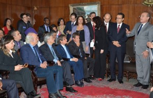 Os presidentes do Senado, Renan Calheiros, e da Câmara, Henrique Eduardo Alves, reúnem-se com artistas para discutir o projeto que estabelece novas regras para cobrança, arrecadação e distribuição dos direitos autorais Os presidentes do Senado, Renan Calheiros, e da Câmara, Henrique Eduardo Alves, reúnem-se com artistas para discutir o projeto que estabelece novas regras para cobrança, arrecadação e distribuição dos direitos autorais