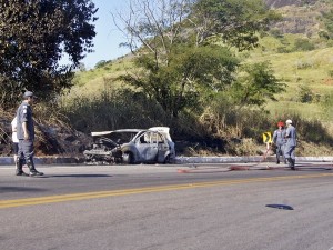 Tambor de óleo diesel cai sobre carro que fica carbonizado na BR-356