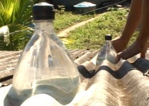 AMPLA ensina cliente usar garrafa PET para economizar energia AMPLA ensina cliente usar garrafa PET para economizar energia