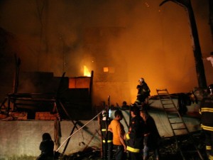 Três pessoas morrem e várias ficam feridas em incêndio na favela de Heliópolis