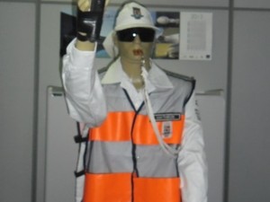 Robô feito de sucatas de automóveis, vira guarda de trânsito em Niterói