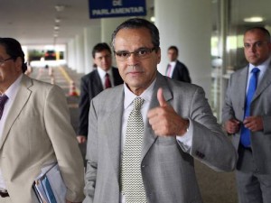 Procuradoria da República no DF vai investigar uso de avião da FAB pelo presidente da Câmara Henrique Eduardo Alves