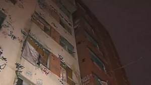 Menina morre depois de cair de prédio no Rio de Janeiro Menina morre depois de cair de prédio no Rio de Janeiro