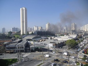 Incêndio atinge galpão comercial na zona leste de São Paulo Incêndio atinge galpão comercial na zona leste de São Paulo