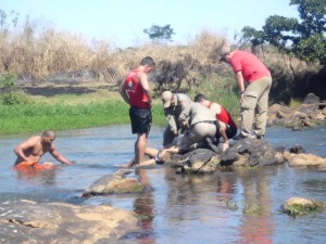 Jovem morre afogado no Rio Muriaé, na Fazenda 5 Estrelas - Foto: Renato Freitas / Blog do Adilson Ribeiro