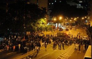 Manifestantes e polícia entram em confronto em frente ao Palácio Guanabara Manifestantes e polícia entram em confronto em frente ao Palácio Guanabara