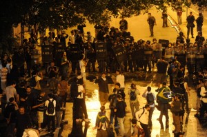 Manifestantes e polícia entram em confronto em frente ao Palácio Guanabara Manifestantes e polícia entram em confronto em frente ao Palácio Guanabara