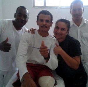 Antônio Marcos, no centro, junto com Flávia e alguns dos enfermeiros que ajudaram no resgate