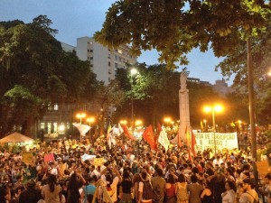 Multidão faz protesto contra visita do papa ao Rio de Janeiro