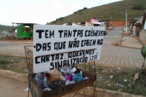 Moradores protestam contra falta de sinalização e fecham RJ 220 Moradores protestam contra falta de sinalização e fecham RJ 220