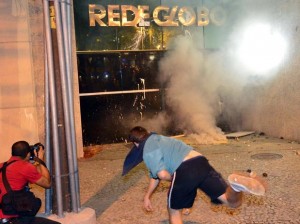 Protestos contra Sérgio Cabral termina em vandalismo e nem Rede Globo escapa