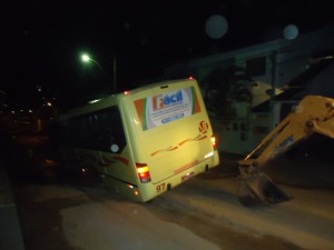 Obra mal acabada faz buraco engolir ônibus em Itaperuna (Foto: Adilson Ribeiro) Obra mal acabada faz buraco engolir ônibus em Itaperuna (Foto: Adilson Ribeiro)