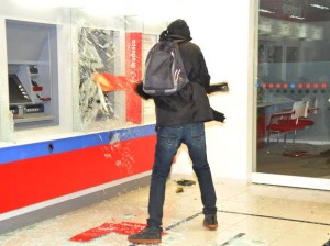 Manifestação na Avenida Paulista já registra atos de vandalismo