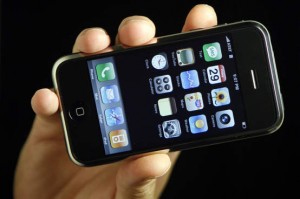 Jovem usava iPhone e foi eletrocutada quando aparelho carregava