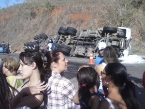 Acidente entre carreta e moto, próximo a São José de Ubá, mata pai, mãe e filho Acidente entre carreta e moto, próximo a São José de Ubá, mata pai, mãe e filho