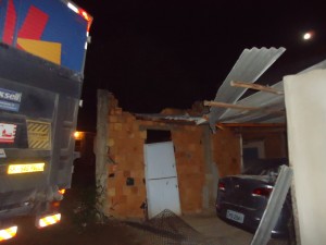 Caminhão desgovernado invade casa em Itaperuna - Foto: Adilson Ribeiro / Blog do Adilson Ribeiro