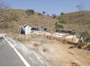 Carreta com produto corrosivo tomba na BR-356