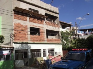 Pedreiros despencam de um andaime de obra na Cehab em Itaperuna - Foto: Renato Freitas / Blog do Adilson Ribeiro Pedreiros despencam de um andaime de obra na Cehab em Itaperuna - Foto: Renato Freitas / Blog do Adilson Ribeiro