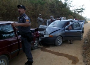 Quatro pessoas ficam feridas em acidente na Estrada do Avaí