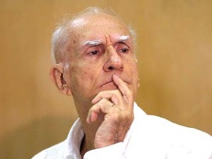 Ariano Suassuna recebe alta de UTI, mas ainda não recebe visitas