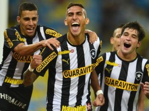 Botafogo vira em cima do Atlético-MG e leva vantagem para Belo Horizonte
