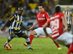 Botafogo erra na marcação, toma gols relâmpagos, cede empate ao Internacional, mas fica na liderança do Brasileirão Botafogo erra na marcação, toma gols relâmpagos, cede empate ao Internacional, mas fica na liderança do Brasileirão