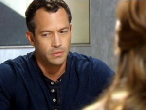 Bruno fica preocupado com a informação dada por Valentin (Foto: Amor à Vida/TV Globo) Bruno fica preocupado com a informação dada por Valentin (Foto: Amor à Vida/TV Globo)