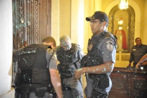 Manifestantes invadem a Câmara dos Vereadores no centro da cidade, atiram pedras, bombas e tinta em direção à polícia militar que os expulsava do prédio