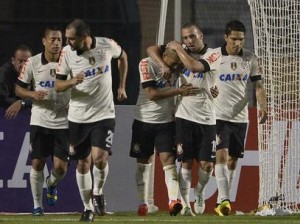 Corinthians vence o Grêmio no Pacaembu pelo Brasileiro