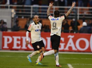 Corinthians vence Coritiba e volta ao G4 do Brasileirão
