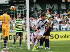 Vasco joga bem, suporta pressão do Coritiba e vence por 1 a 0 Vasco joga bem, suporta pressão do Coritiba e vence por 1 a 0