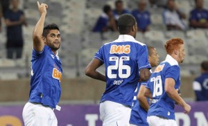 Cruzeiro bate o Coritiba e reassume a liderança do Campeonato Brasileiro Cruzeiro bate o Coritiba e reassume a liderança do Campeonato Brasileiro