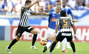 Cruzeiro empata com o Santos e se mantém na liderança do Brasileirão