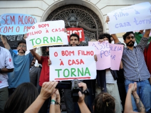 Manifestantes desocupam a Câmara dos Vereadores do Rio após decisão judicial