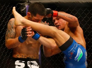 Brandão leva susto, mas vence no UFC em Boston Brandão leva susto, mas vence no UFC em Boston