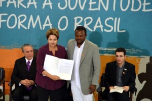 Dilma sanciona Estatuto da Juventude, mas veta meia-passagem em transporte interestadual para alunos